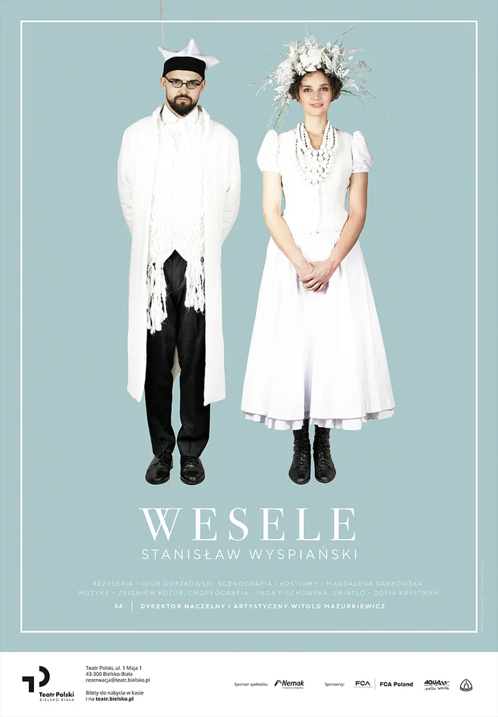 Plakat - na niebieskim tle stoi Pan Młody i Panna Młoda. Oboje w weselnych strojach krakowskich. Pod nimi napis: WESELE. 