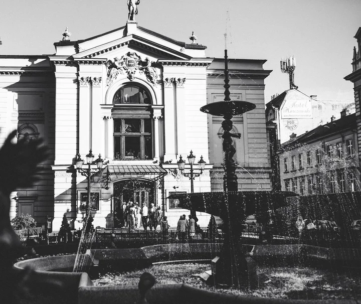 czarno-biała fotografia budynku Teatru Polskiego w Bielsku-Białej