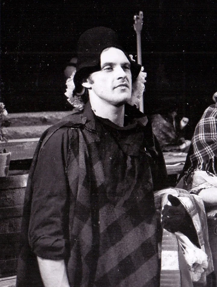 Na czarno-białym zdjęciu - młody, postawny aktor - Witold Daniec. Stoi wyprostowany, ubrany w teatralny kostium. 
