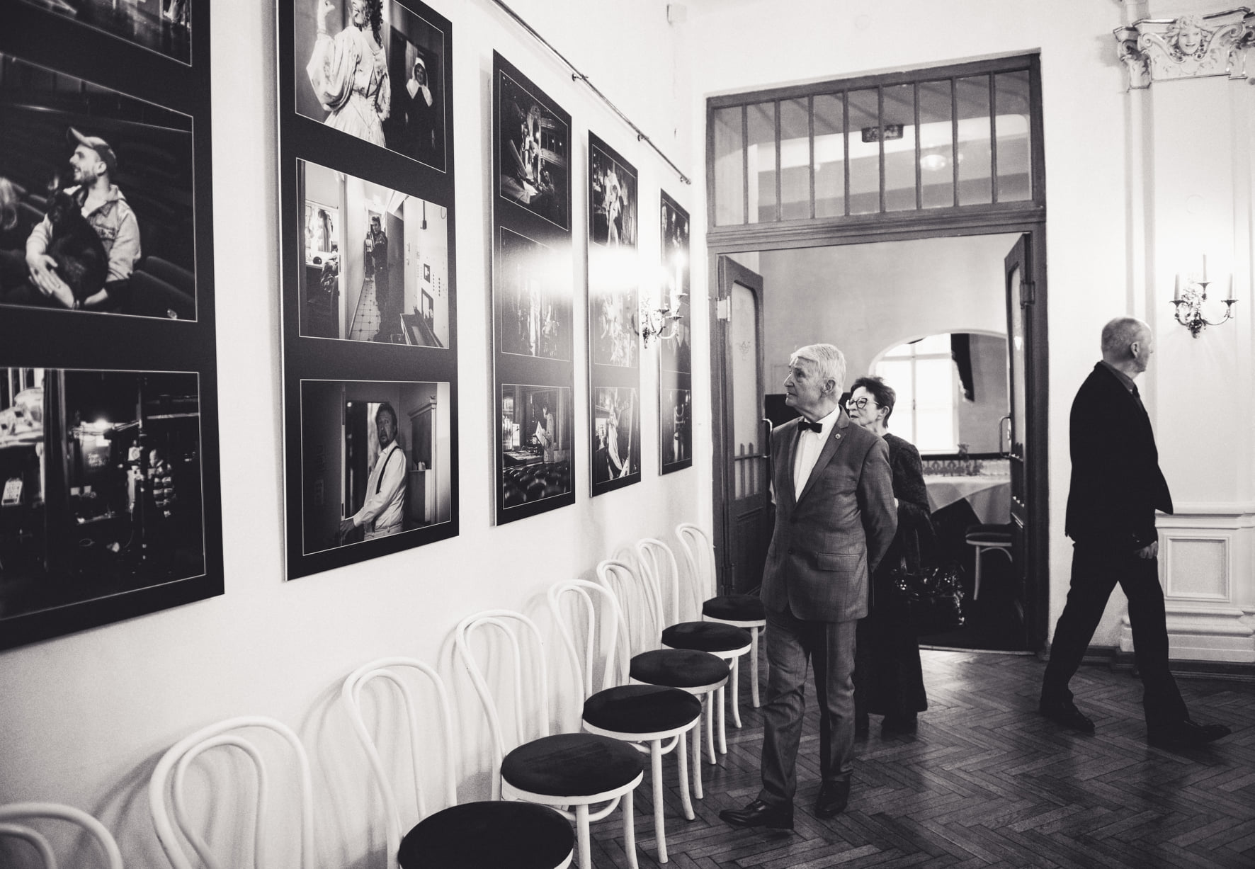 Na zdjęciu kawiarnia teatru. Na ścianach wiszą zdjęcia z wystawy fotografii. 