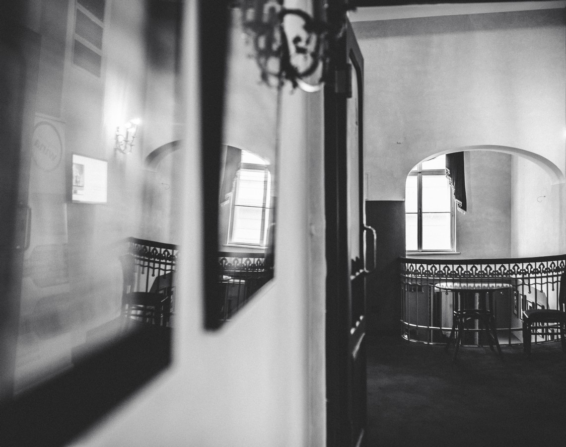 wnętrze teatru - fragment foyer.