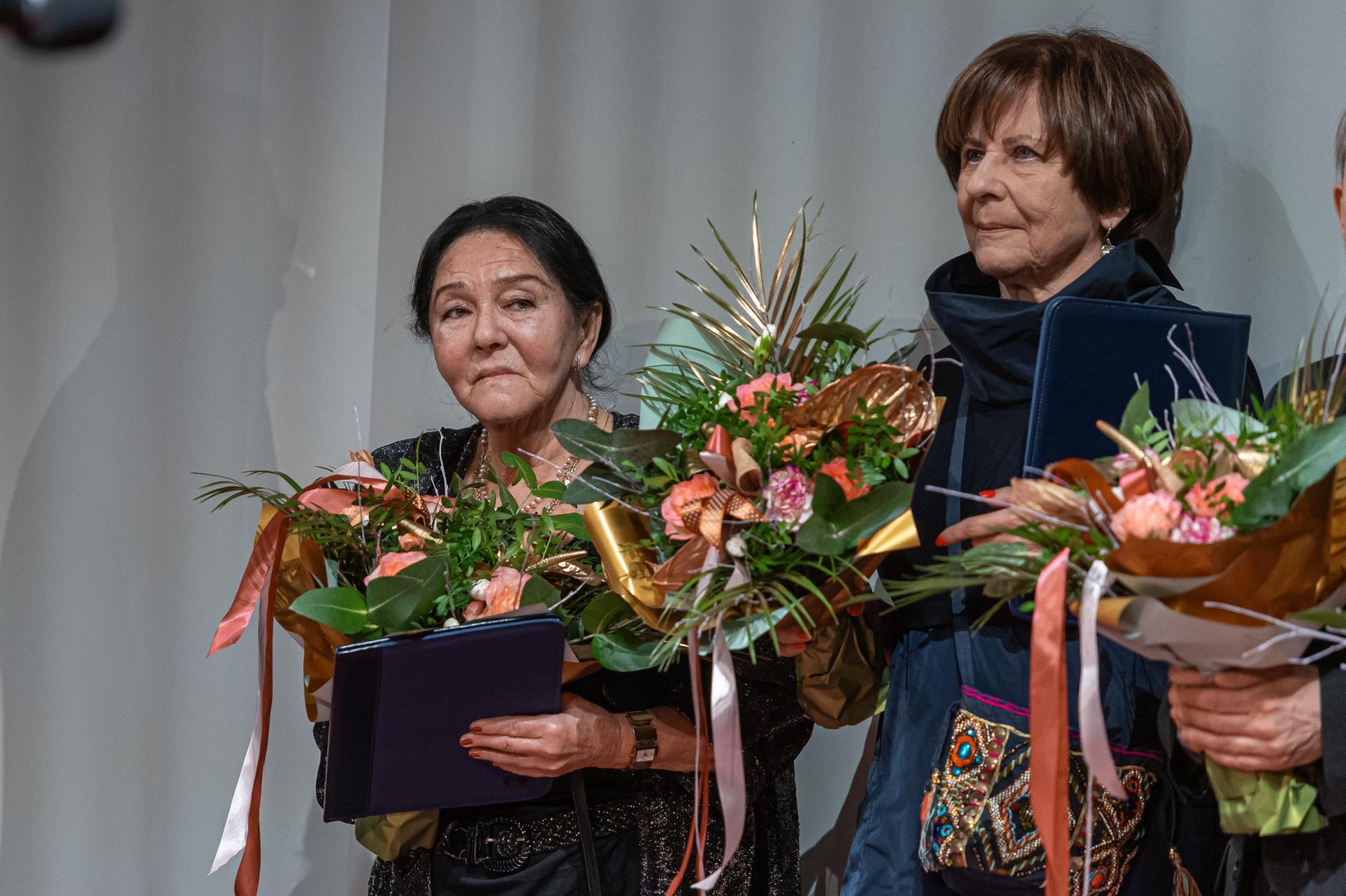 Maria Dyczek stoi na scenie z bukietem kwiatów i dyplomem.