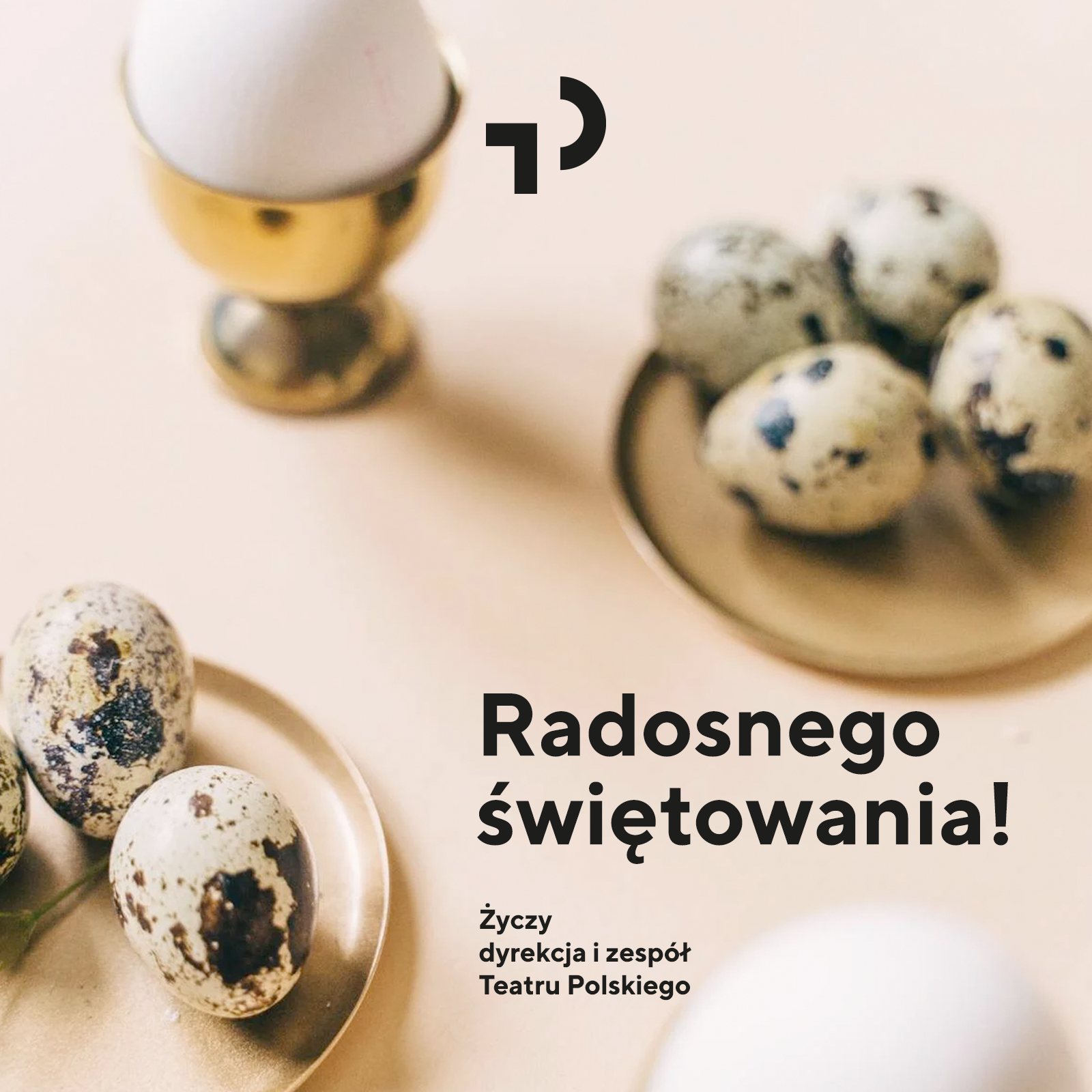 Na grafice - kilka białych jajek w czarne cętki ułożonych na złotych talerzykach. W prawym dolnym rogu - napis Radosnego świętowania! Życzy dyrekcja i zespół Teatru Polskiego. 
