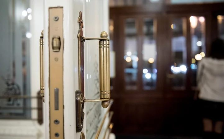 Drzwi wejściowe do teatru. Ozdobne białe drzwi wejściowe do teatru, ze złotą klamką.