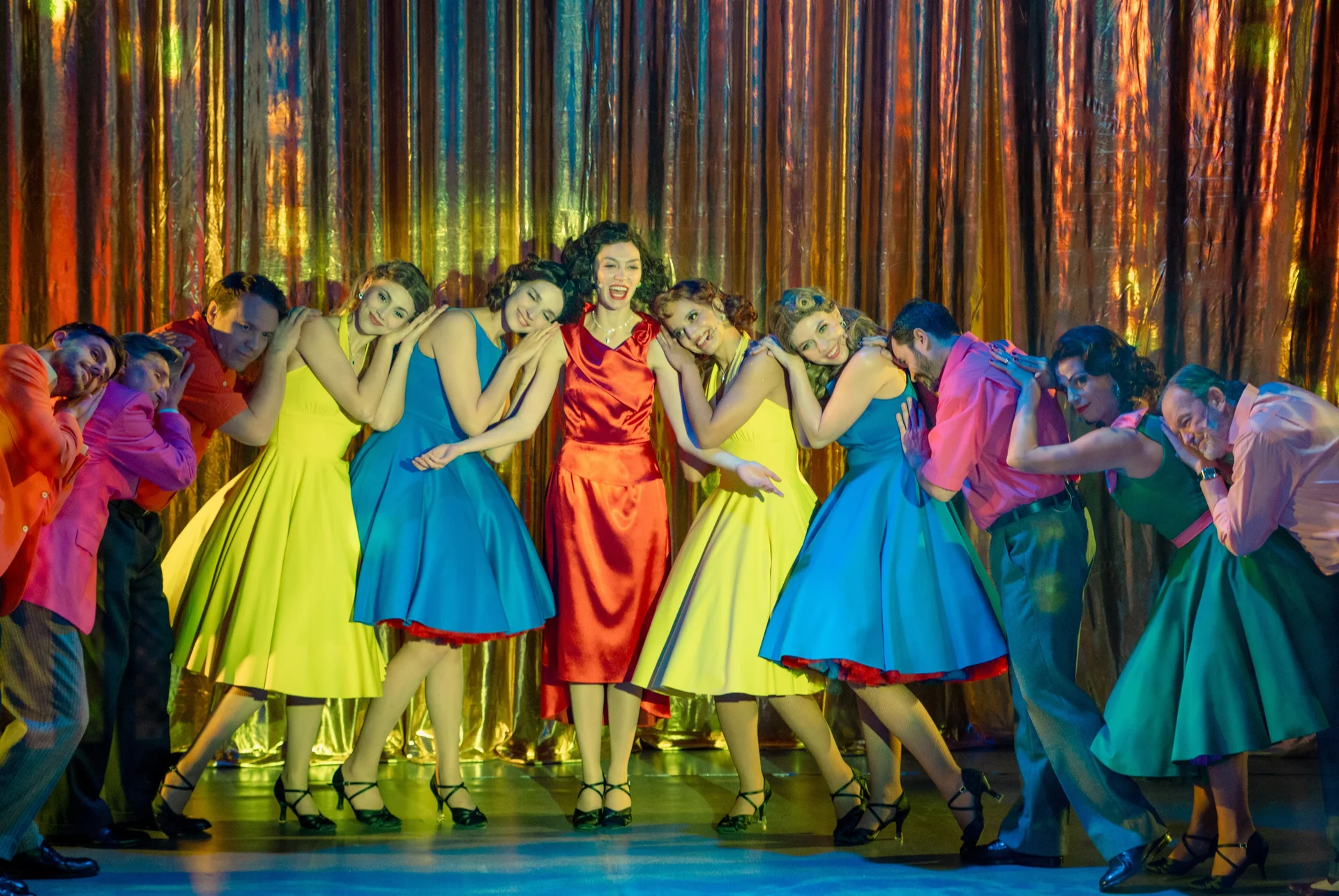 Scena zbiorowa spektaklu "Viva Maria!"