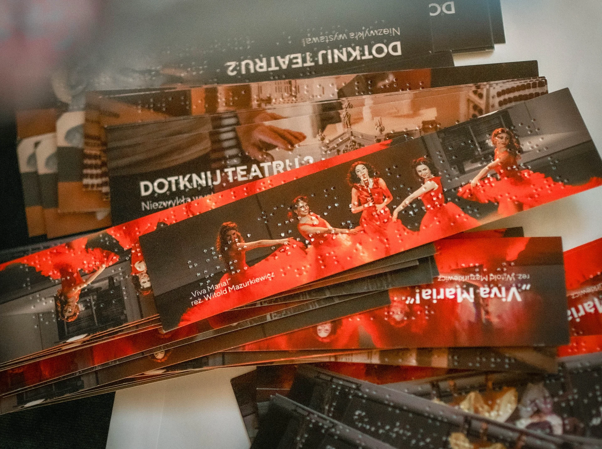 Ulotki z napisem "Dotknij teatru". 