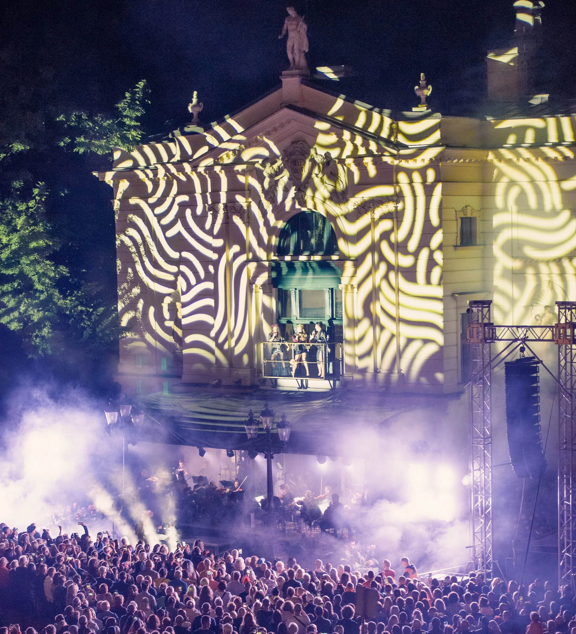 Koncert w oknie teatru. 