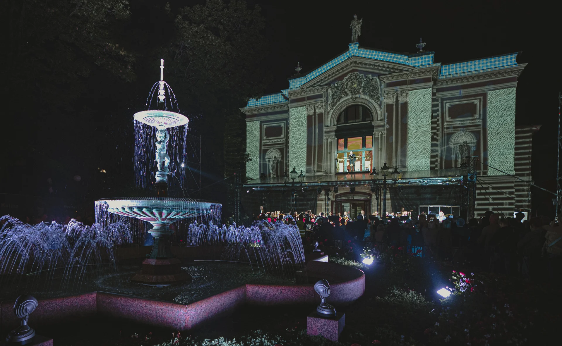 Wieczór. Oświetlona kolorowo fasada Teatru Polskiego.