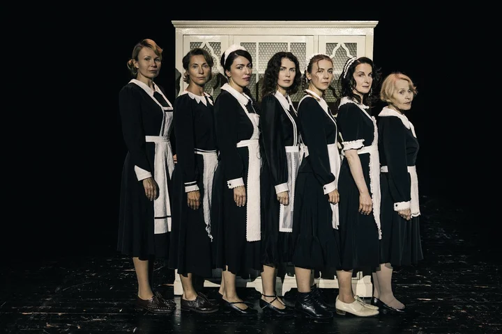 Zdjęcie ze spektaklu "Służące do wszystkiego"
