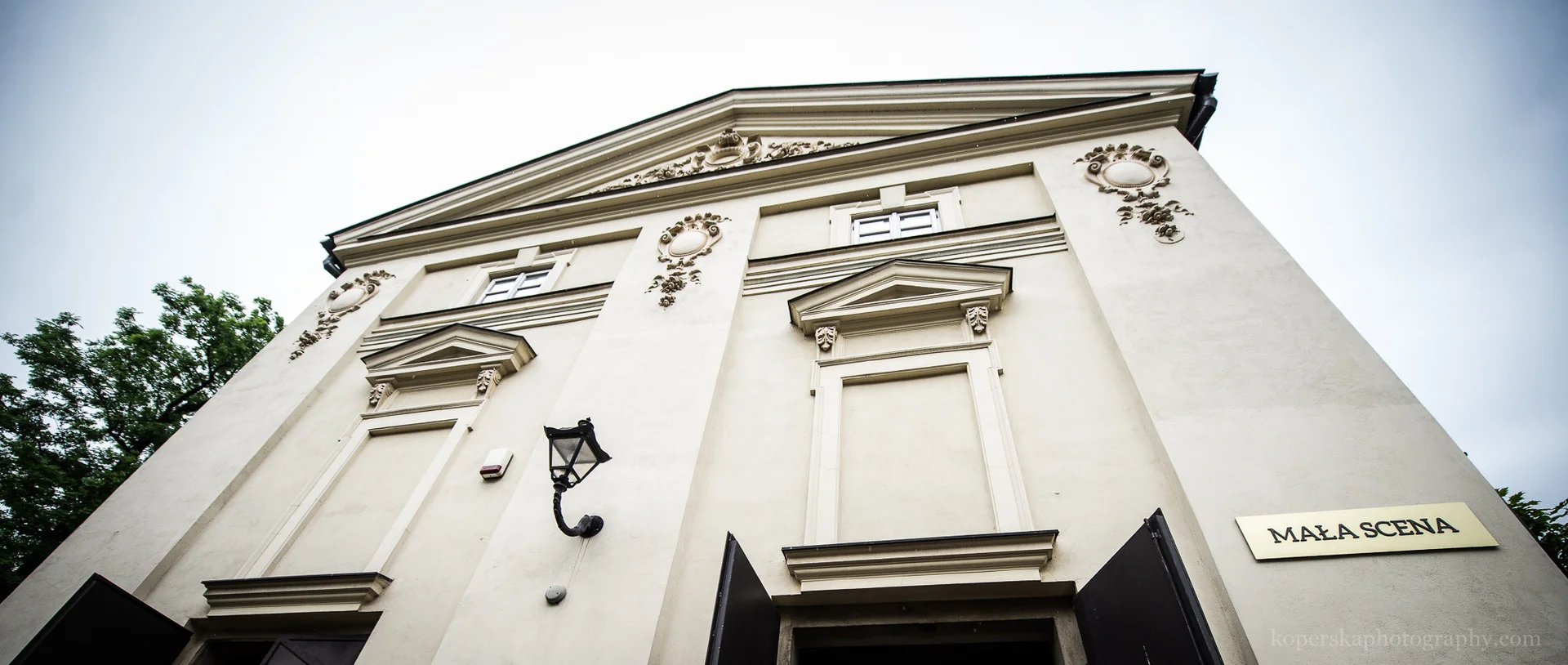 Budynek Małej Sceny Teatru Polskiego z zewnątrz.  