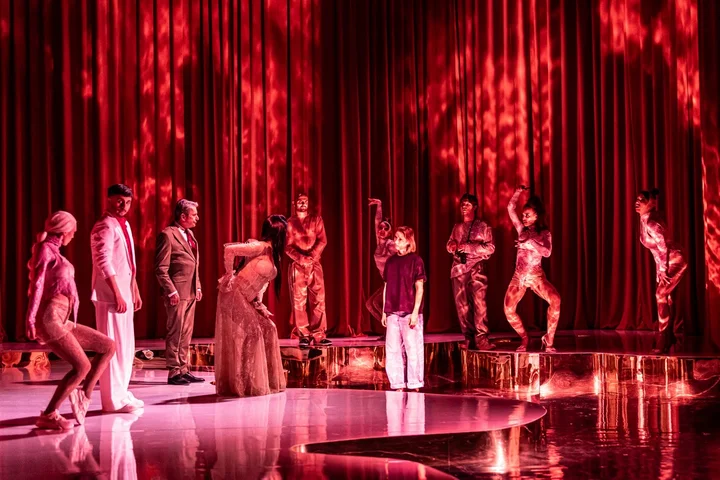 "Iwona, księżniczka Burgunda" Scena zbiorowa spektaklu "Iwona, księżniczka Burgunda"