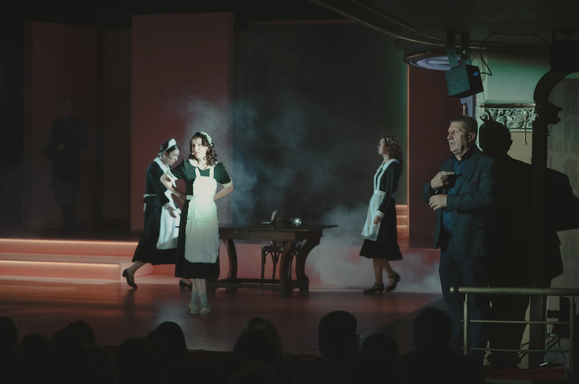 Spektakle bez barier - "Służące do wszystkiego". Na scenie tłumacz języka migowego. 