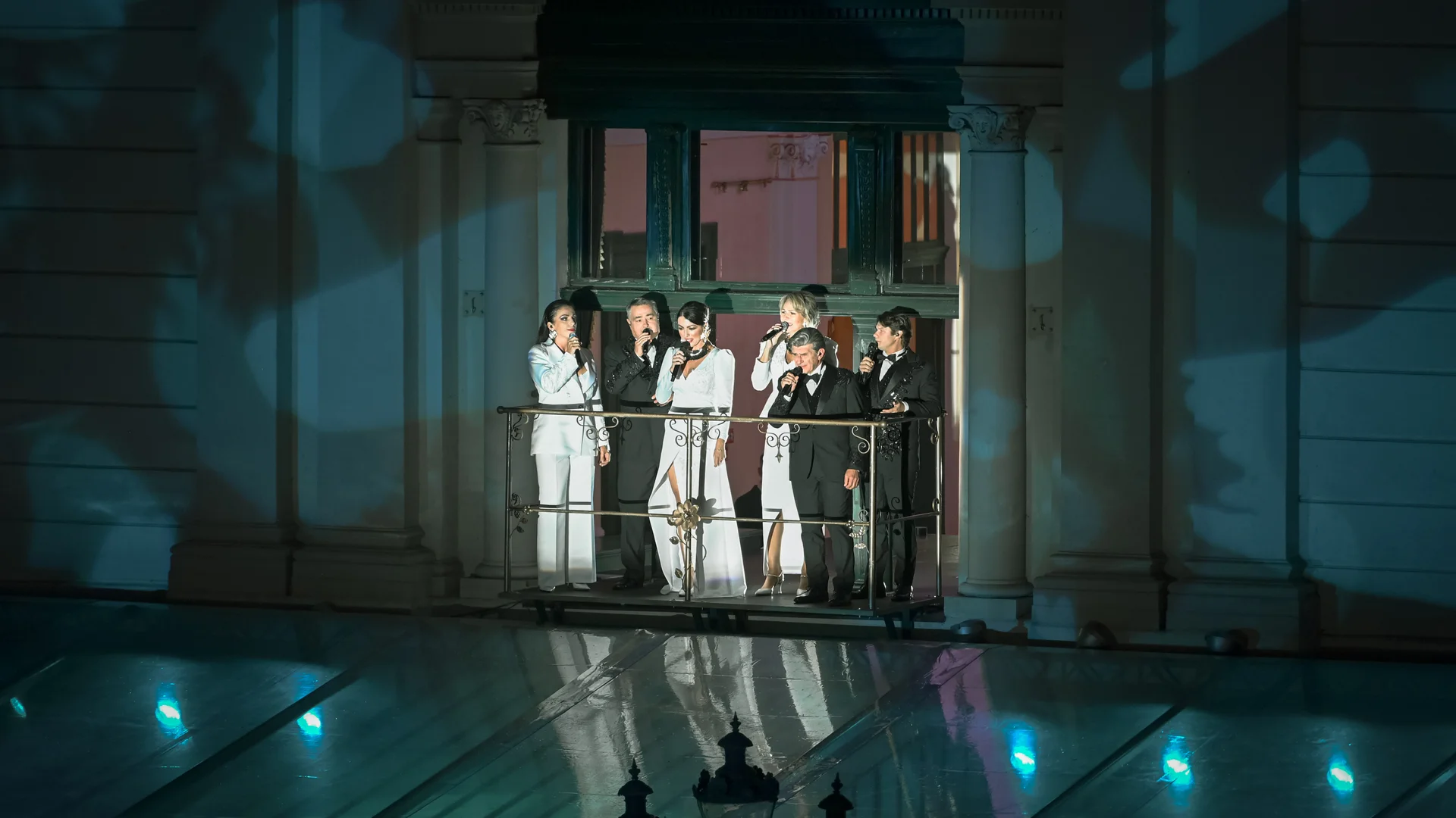 Artyści w oknie teatru. 