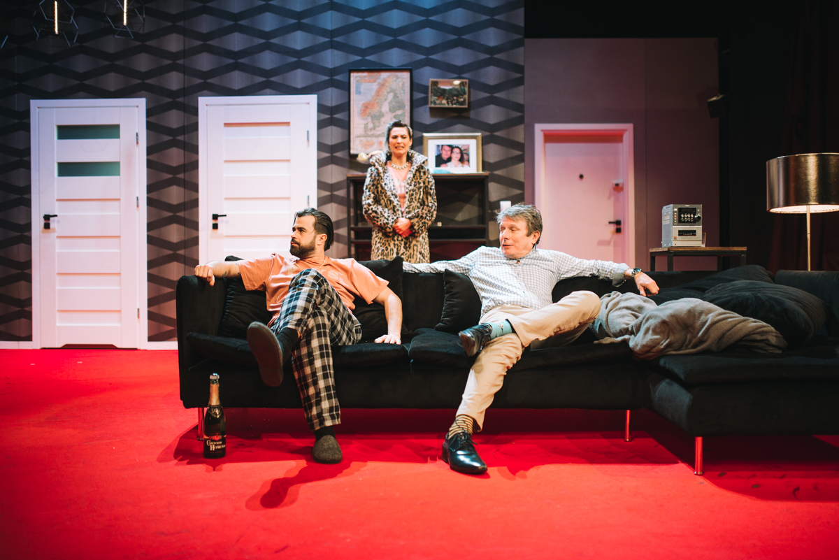 Scena zbiorowa ze spektaklu „Pomoc domowa"  