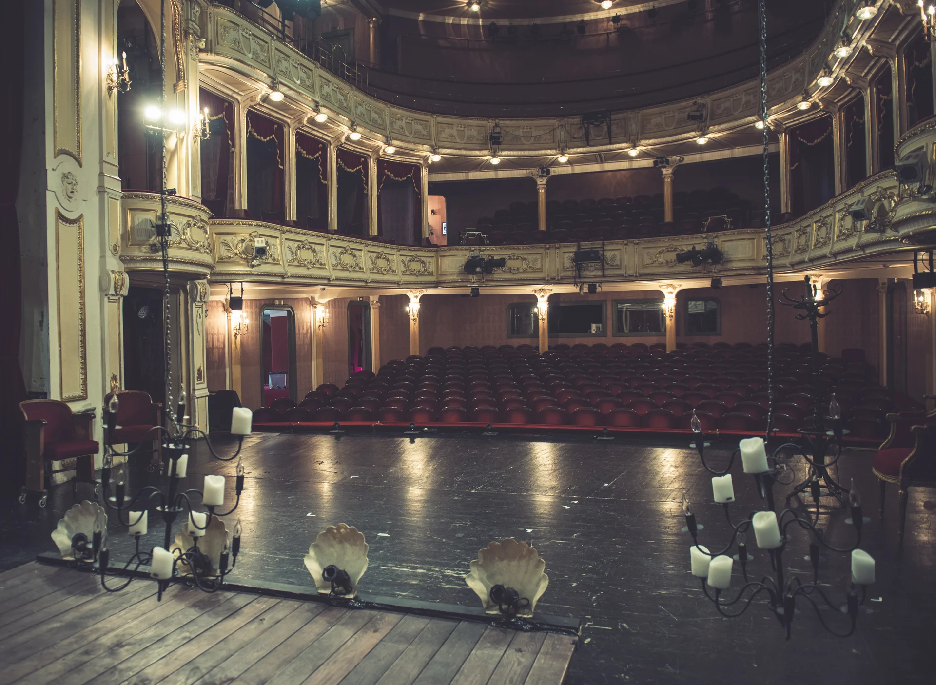 Scena Teatru Polskiego od strony kulis. 